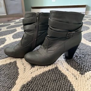 Heeled gray booties